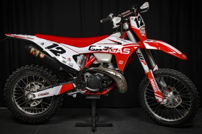 Motociclo off-road GASGAS vermelho e branco com números 12