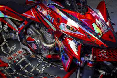 Veículo todo-o-terreno vermelho Suzuki com número 420 e autocolantes visíveis