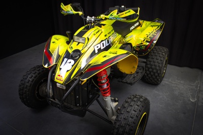 Quad Polaris amarelo e preto com suspensão vermelha e pneus grossos