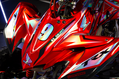 Quadro vermelho de motocross com várias inscrições e número 9