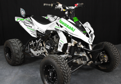Quadro Kawasaki branco com detalhes verdes e número 222