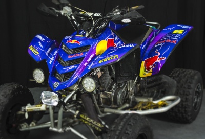 Quadriciclo azul com autocolantes Red Bull, Yamaha e Pirelli
