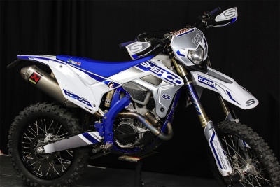 Motocross Sherco 250 azul e branco com escapamento Akrapovic e número 29