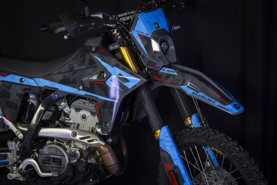 Motociclo Suzuki DR-Z azul e preto com detalhes vermelhos e suspensão dourada