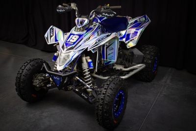 Quadriciclo de motocross azul e branco com número 19