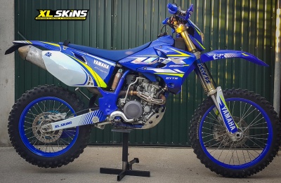 Motocross Yamaha 250F azul com detalhes amarelos e brancos