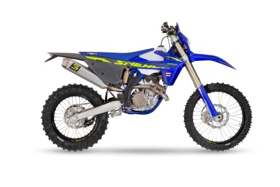 Motocross azul com detalhes amarelos e cinza em fundo branco