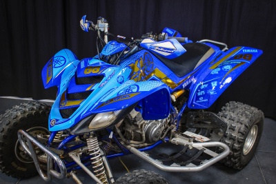 Quad azul Yamaha com design amarelo e preto e pneus largos