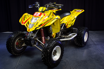Quad Suzuki amarelo com número 02 em fundo preto