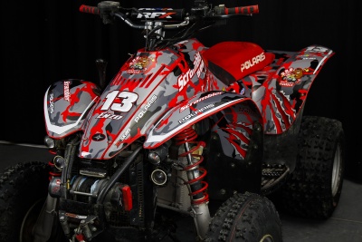 Quad Polaris Scrambler 500 com camuflado vermelho e cinza e assento vermelho