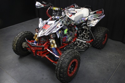 Quadro todo-o-terreno branco com detalhes gráficos e estrutura vermelha