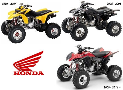 Três quadriciclos Honda em amarelo, preto e vermelho, com texturas plásticas e metálicas, e pneus grandes de borracha
