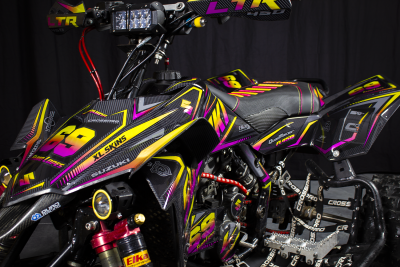 Quadro Suzuki desportivo colorido em preto, amarelo, roxo e rosa com etiquetas e números