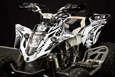 Quad bike branco e preto com número 93 e logotipo SUZUKI