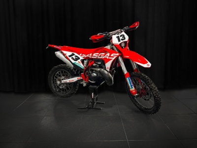Moto de motocross vermelha com número 13 e marca GASGAS