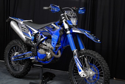 Motociclo de competição azul e preto com número 46 e marcas Sherco e Michelin