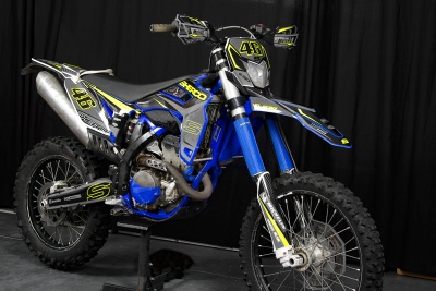 Motocross azul e preta com número 46 em fundo preto