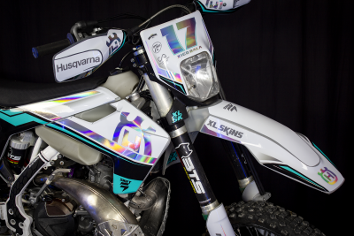 Motocross Husqvarna branca com detalhes holográficos e número 17