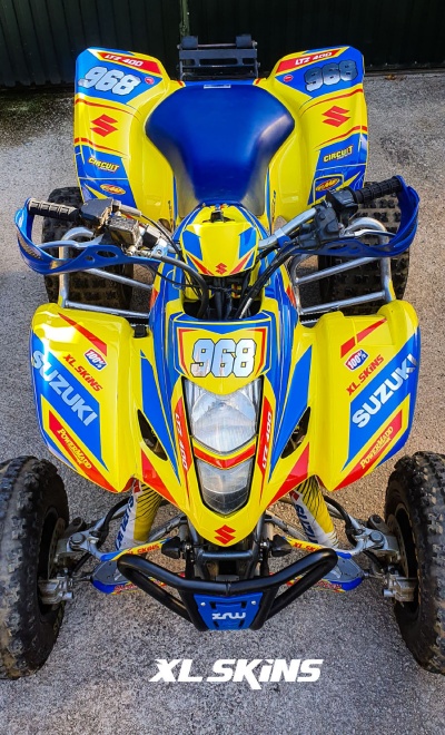 Quad Suzuki LTZ 400 colorido com número 968 e logótipo XL SKINS no chão