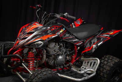 Quadriciclo vermelho e preto com detalhes em branco e cinza