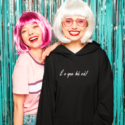 Duas jovens com perucas coloridas e roupa casual em fundo metálico prateado