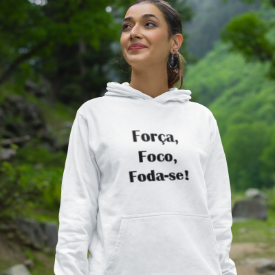 Sweatshirt branca com texto 'Força, Foco, Foda-se!' com mulher ao ar livre
