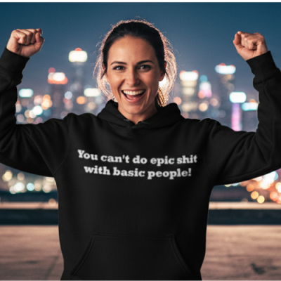 Pessoa com hoodie preto e texto branco ao ar livre à noite com cidade iluminada ao fundo