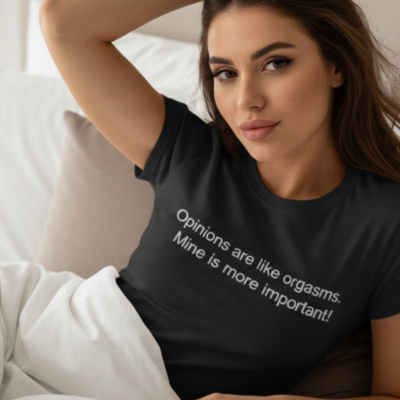 Mulher com t-shirt preta estampada com texto em branco sentada num sofá com almofadas.
