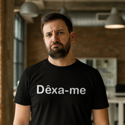 Homem a usar camisola preta com texto 'Dêxa-me'