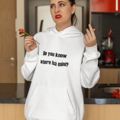 Mulher com hoodie branco e jeans na cozinha segurando flor murcha