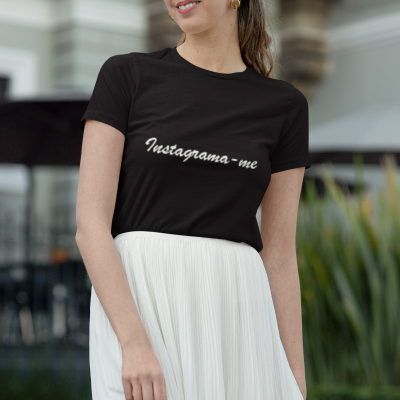 Camisola preta com texto branco Instagrama-me e saia branca plissada