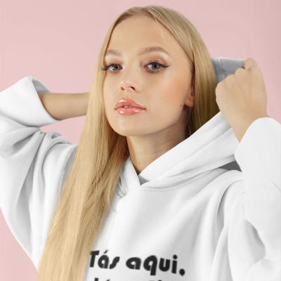 Mulher loira a usar sweatshirt branca com capuz e texto 