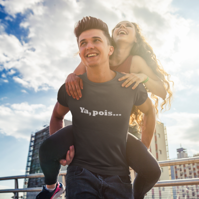 Homem com t-shirt preta com texto 'Ya, pois...' a transportar jovem ao ar livre com céu e prédios ao fundo