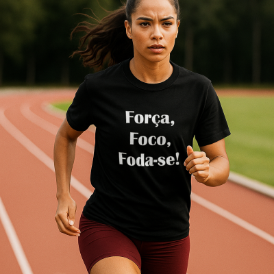 Mulher corrida com t-shirt preta estampada e calções vermelhos numa pista de atletismo ao ar livre