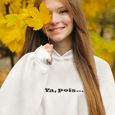 Moletom branco com frase 'Ya, pois...' usado por jovem junto a folha amarela em ambiente outonal