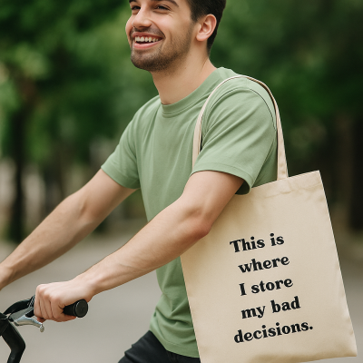 Homem com t-shirt verde e saco de pano bege com texto em inglês, segurando bicicleta ao ar livre
