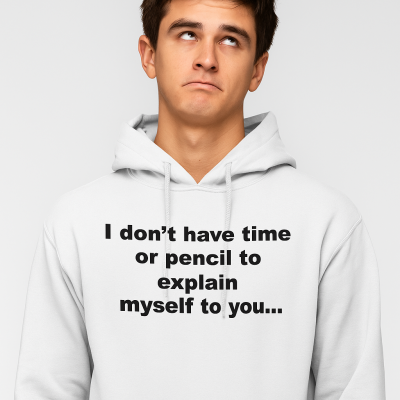 Sweatshirt com capuz branca com texto preto 'I don't have time or pencil to explain myself to you...', usado por homem jovem