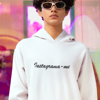 Pessoa com óculos de sol e hoodie branco com texto 'Instagrama-me'