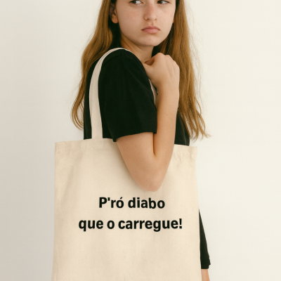 Mochila saco de algodão cru com texto impresso a preto 