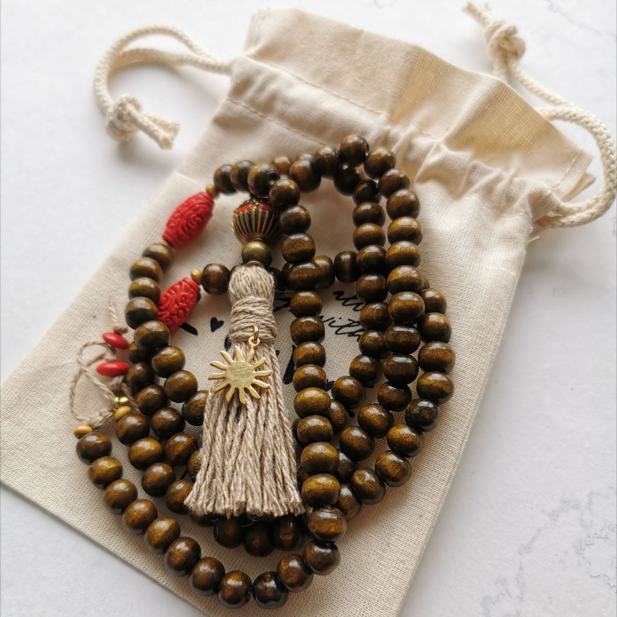 Colar de contas de madeira com pingente em saco de tecido