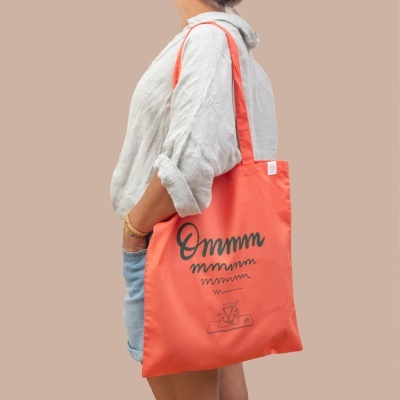 Saco de tecido cor de coral com estampado em preto