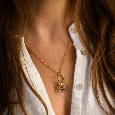 Colar dourado com estrela do mar e pedra, camisa branca
