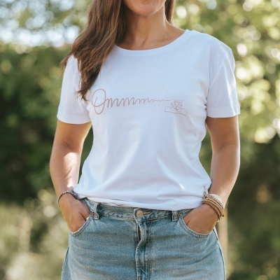 Mulher com camiseta branca e calças de ganga ao ar livre