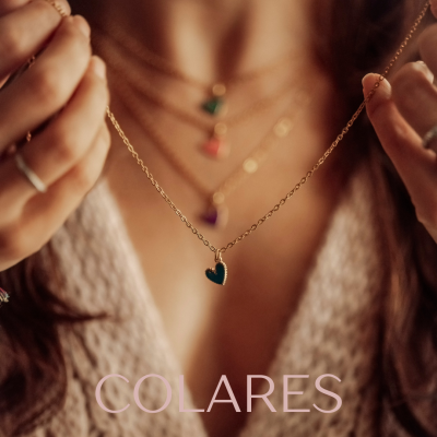 Colares dourados com pendentes coloridos em formato de triângulo e coração