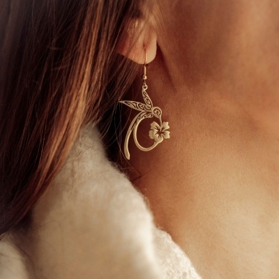 Brinco pendente dourado com colibri e flor na orelha direita