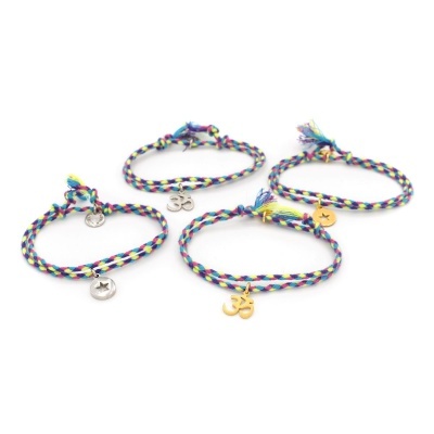 Quatro pulseiras trançadas coloridas com pendentes metálicos em fundo branco