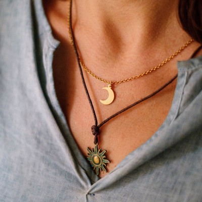 Colares femininos com pendentes lua dourada e sol verde jade