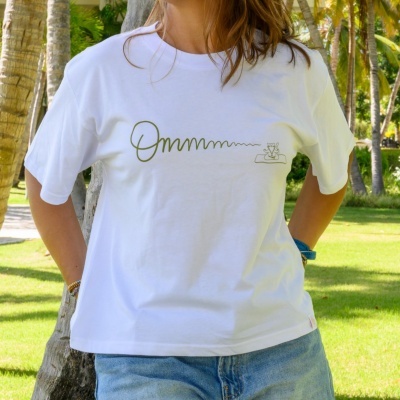 T-shirt branca com desenho verde de palavra e rosto, pessoa em parque