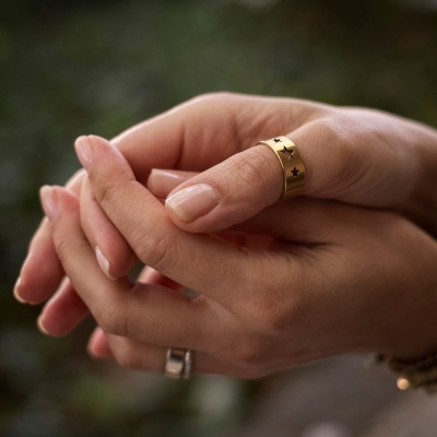 Mãos femininas com anéis dourado e prateado