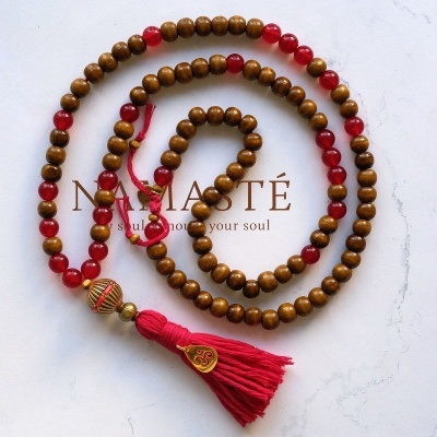 Colar de contas em madeira e vermelhas com pendente tassel vermelho e símbolo OM